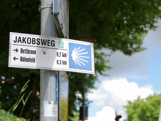 Wegweiser nach Böhmfeld