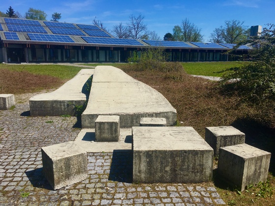 Sitzgelegenheiten am Grillplatz