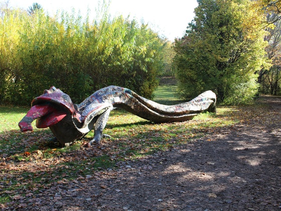 Von Kindern mitgestalteten Lindwurm am Marion-Loewenfeld-Spielplatz