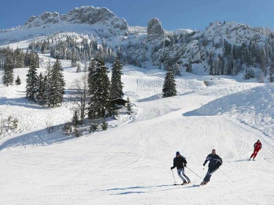 Skifahrer im Skigebiet Kampenwand.