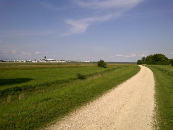 Blick auf den Flughafen während der Radrundtour