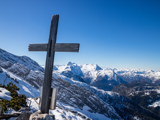 Schiefes Gipfelkreuz auf dem Vorderberghorn.
