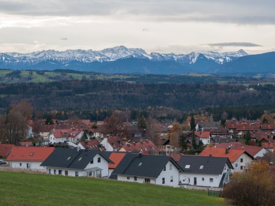 Vom Ort Hohenpeißenberg geht es mit Wettersteinblick steil aufwärts.