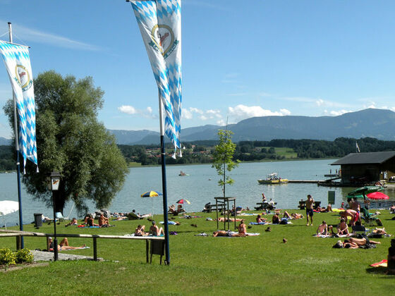 Kurvenwirt beim Strandbad am Simssee.