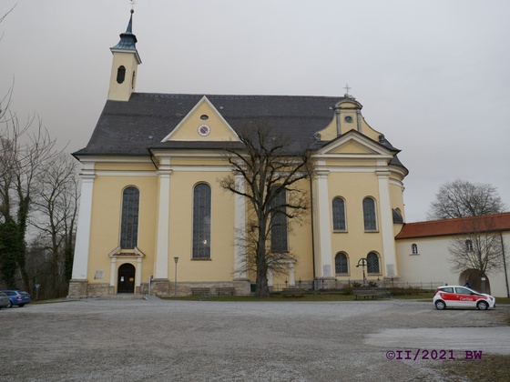 Wallfahrtskirche St. Rasso mit Parkplatz