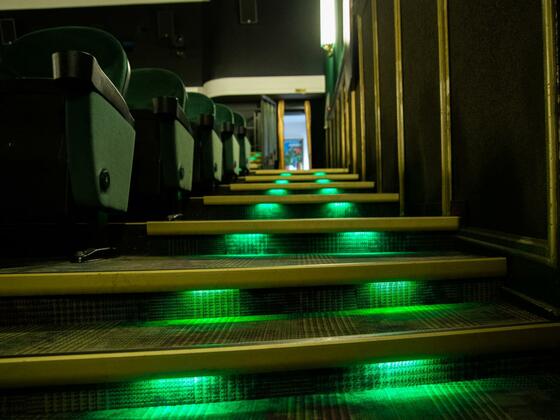 Beleuchtete Treppe im Kino Gröben Lichtspiele