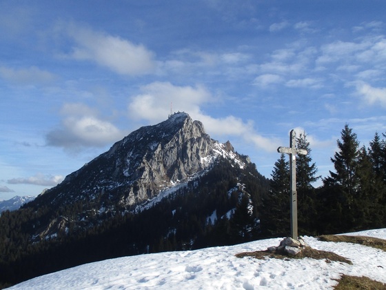 Auf dem Gipfel der 1478 Meter hohen Kirchwand, dahinter markante Wendelsteingipfel