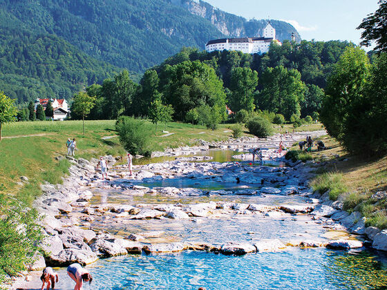 Der Fluss Prien. Im Hintergrund auf der Anhöhe thront das Schloss Hohenaschau.
