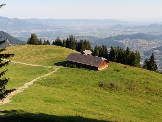 Die Bazoraalpe mit Blick ins Rheintal.