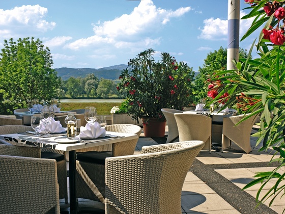 Terasse Hotel Steigenberger / Donauwelle