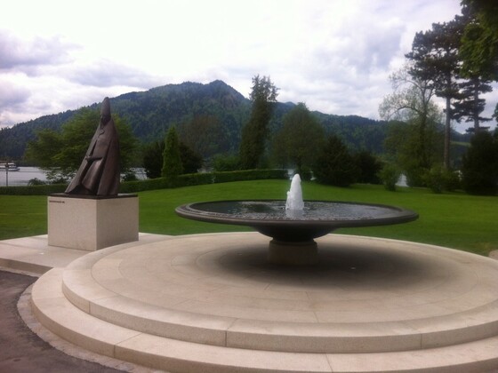 Brunnen und Bronzeplastik Kardinal Giacomo Manzù