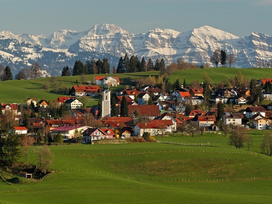 Scheidgg mit Blick auf die verschneite Nagelfluhkette