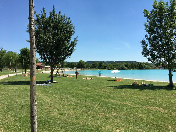 Liegewiese und See im Aquapark Moosburg