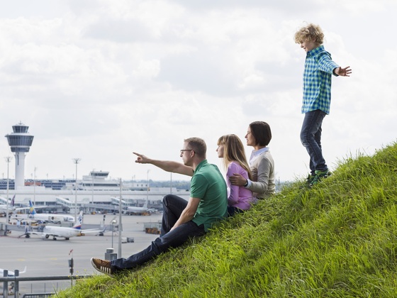Familie auf dem Besucherhügel im Besucherpark Flughafen München bei Freising