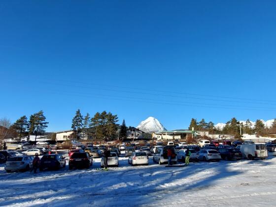 Gratis-Parkplatz für Tourengeher*innen ca. 400 m vor der Talstation. Direkt bei der Talstation ist das Parken für Tourengeher*innen verboten.