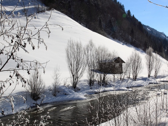 Wandern entlang der Ache