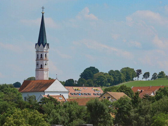 Außenansicht mit dem markanten Kirchturm der Pfarrkirche St. Johannes Evangelist in Hohenkammer