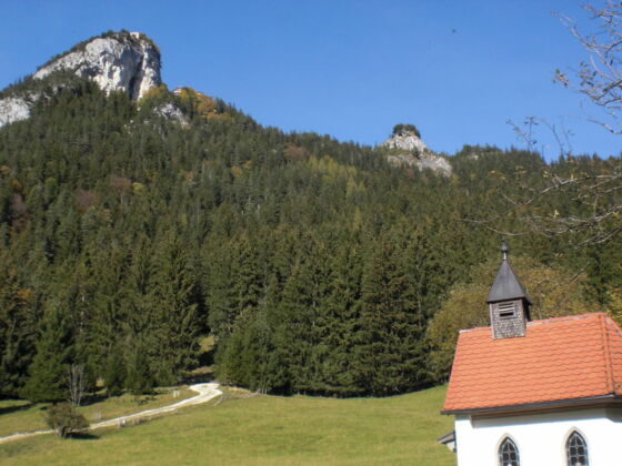 Burgruine Falkenstein und Picknickplatz bei der Kapelle