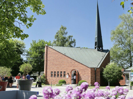 Außenansicht in Form eines Zeltes der Evang. Auferstehungskirche in Neufahrn