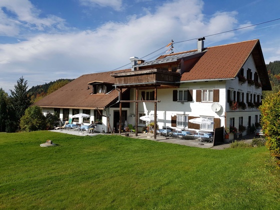 Das Gasthaus &gt;Lochbihler in herrlicher Lage mit tollem Weitblick.
