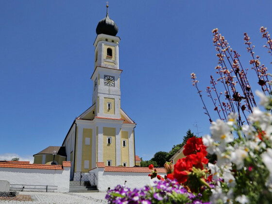 Kirchturm der Pfarrkirche St. Jakobus der Ältere in Hörgertshausen