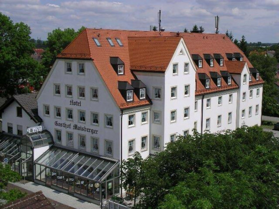 Außenansicht mit Wintergarten und Außenbereich des Gasthof Maisberger Neufahrn