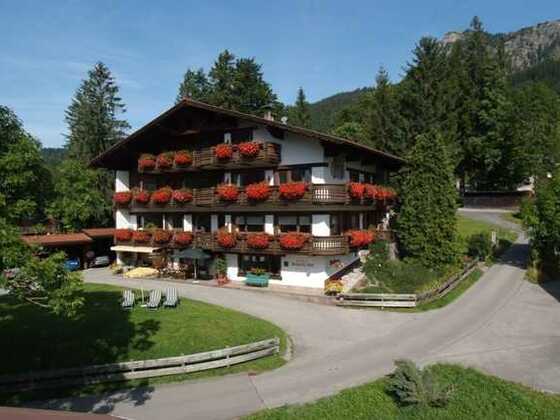 Ihr Urlaubsdomizil liegt mitten im idyllisch gelegenen Weiler Berg. Auf der Sonnenseite von Tannheim auf einer kleinen Anhöhe.