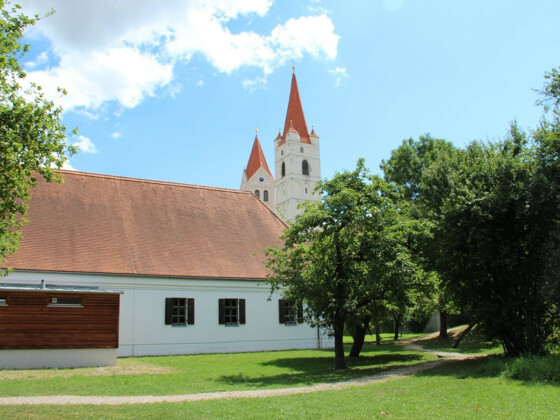 Zehentstadel in der Grünanlage Josef-Furtmeier-Anger in Moosburg