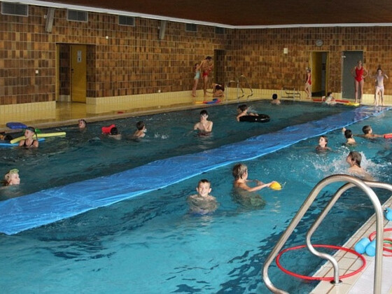 Innenraum mit Schwimmerbecken im Hallenbad Nandlstadt