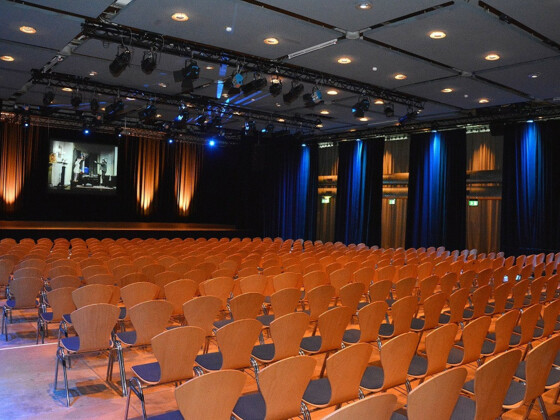 Bühne und Saal in der Luitpdhalle Freising@Sabina Dannoura