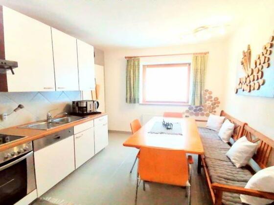 Küchenblock und Esstisch