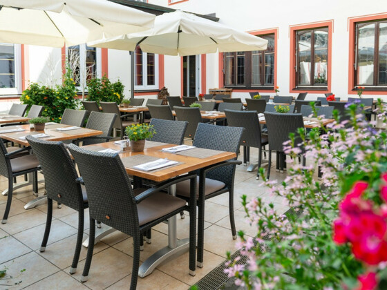 Gemütlicher Außenbereich vom Restaurant im Bayerischen Hof Freising