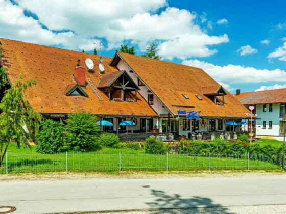 Außenansicht vom Hotel zum Forst bei Kranzberg