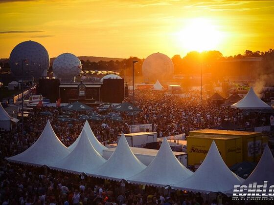Festivalgelände bei Sonnenuntergang.