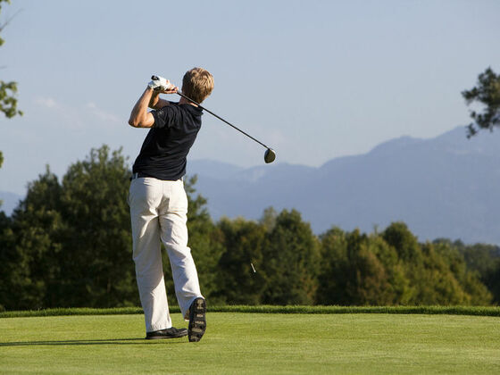 Golfer beim Abschlag