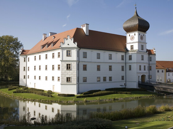 Außenansicht von Schloss Hohenkammer und Wassergraben
