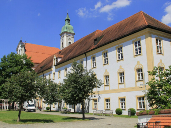 Außenansicht vom Kloster Neustift mit der Pfarrkirche Neustift im Hintergrund