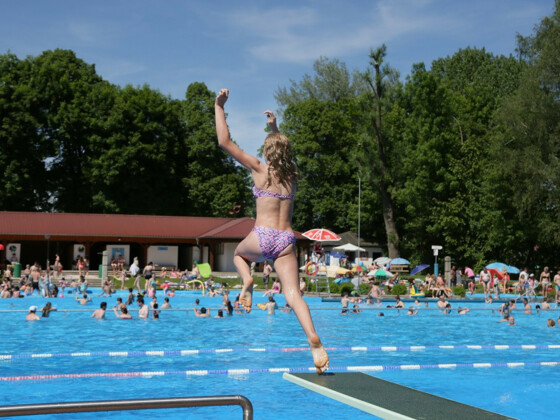 Sprungbrett mit Schwimmerbecken im Freibad Moosburg