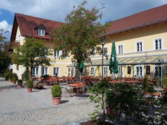 Außenansicht mit Biergarten des alten Wirt Langenbach