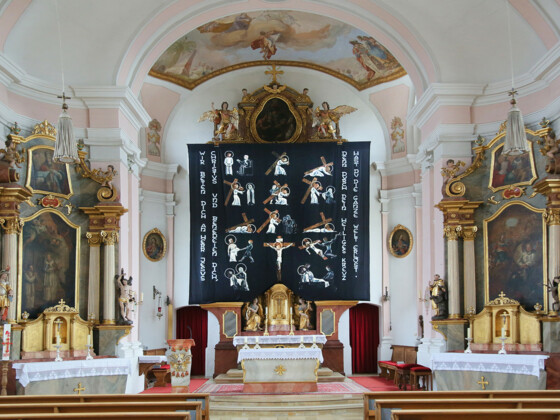 Blick auf den Altar im Inneren der St. Joseph-Kirche in Allershausen