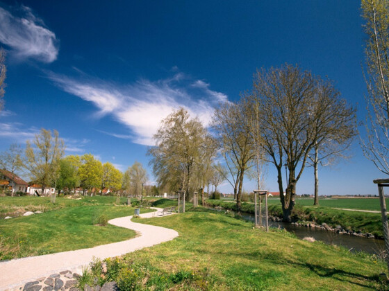 Weg durch den Goldachpark in Hallbergmoos