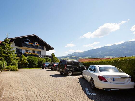 Parkplatzseite Gästehaus Auffenberg - Fischen-Berg