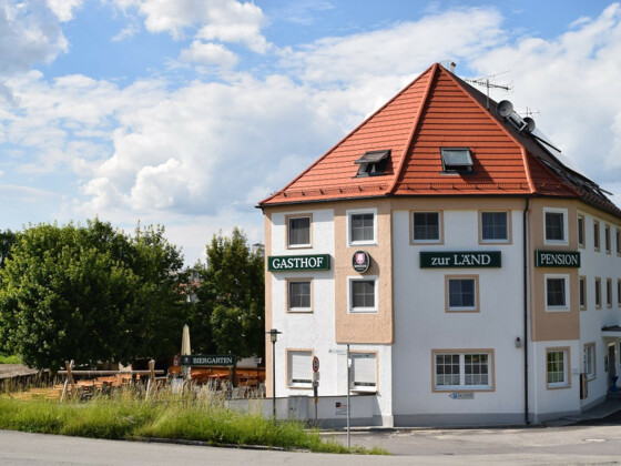 Außenansicht mit Biergarten Hotel und Gasthof zur Länd
