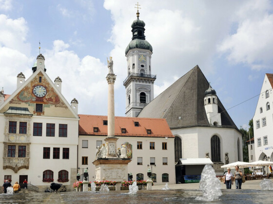 Marienplatz mit Mariensäule und Rathaus in Freising
