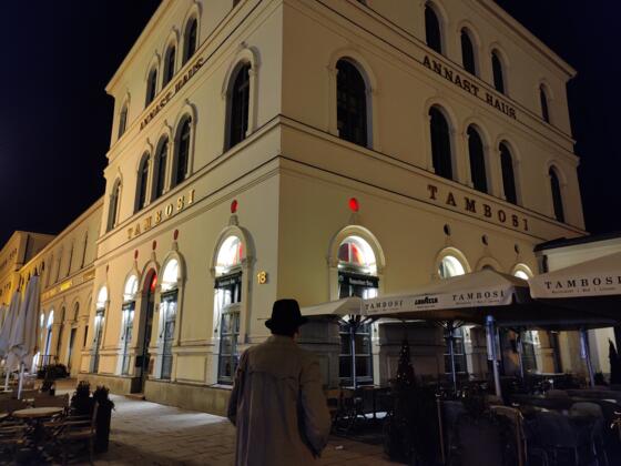 Tambosi am Hofgarten bei Nacht