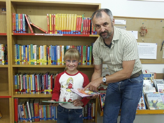 Leiter Sandberger Heinz mit einer \&quot;Leserattin\&quot;