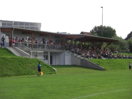 Fußballplatz mit Tribüne