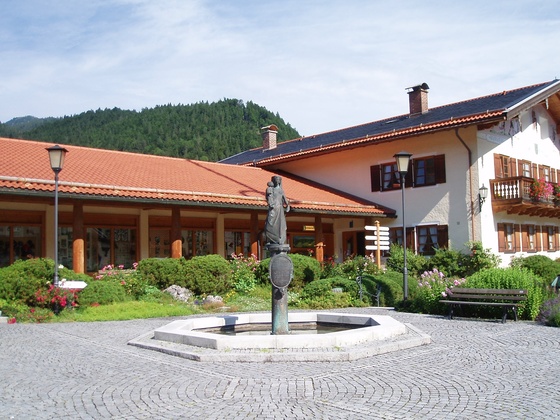 Dorfplatz Kreuth mit Mariensäule
