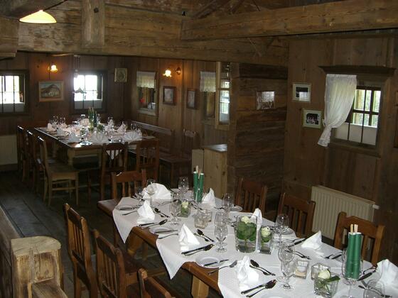 Saal - schon gedeckt