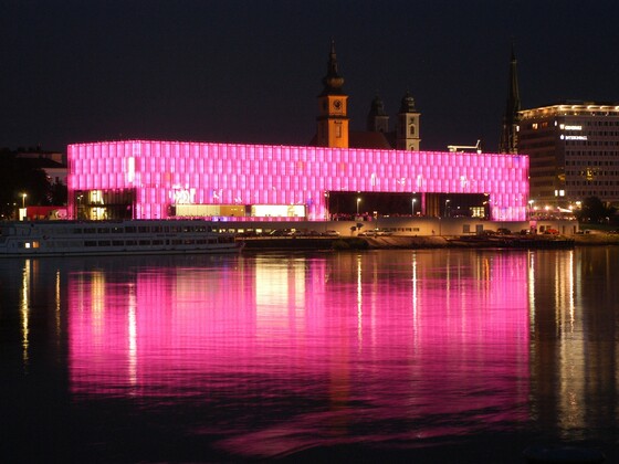 Lentos bei Nacht(c)LinzTourismus-Röbl.jpg